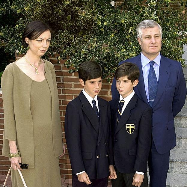 El matrimonio tuvo dos hijos de los hijos, Fernando Fitz-James Stuart, en 1990, actual duque de Huéscar y futuro duque de Alba, y Carlos Fitz-James Stuart, conde de Osorno, en 1991.