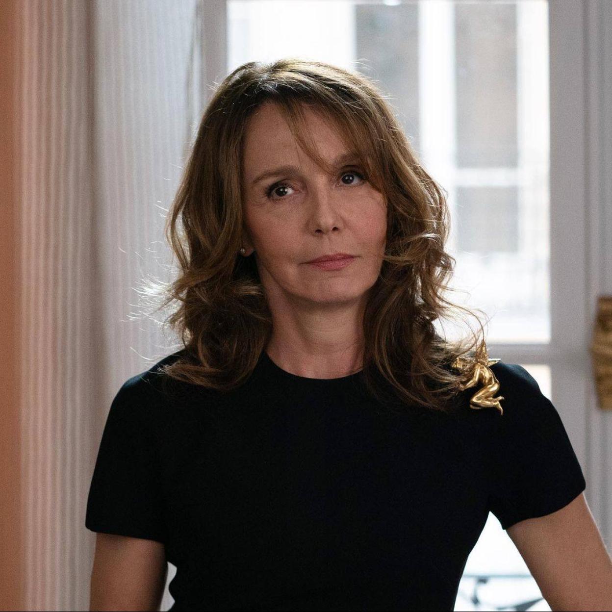 Pincha en la imagen para ver Fichamos los mejores looks de Emily in Paris en la nueva temporada: de la blazer de cuadros a las botas altas (sin dejarnos los bolsos espectaculares)