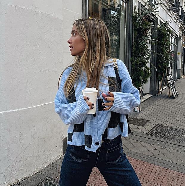 Imagen principal - 1. María Pombo con un total look de Mango con cárdigan estampado y vaqueros con bolsillos. 2. Chaqueta de punto con cuadros en azul y negro de Mango (29,99 euros). 3. Vaqueros anchos en denim oscuro de Mango (29,99 euros). 