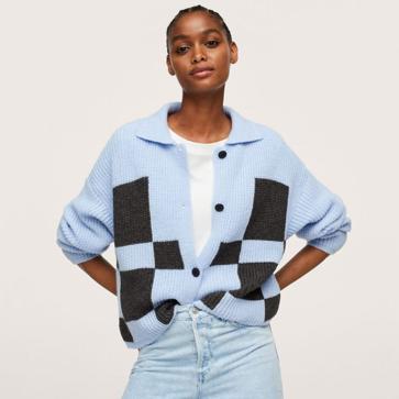 Imagen secundaria 1 - 1. María Pombo con un total look de Mango con cárdigan estampado y vaqueros con bolsillos. 2. Chaqueta de punto con cuadros en azul y negro de Mango (29,99 euros). 3. Vaqueros anchos en denim oscuro de Mango (29,99 euros). 