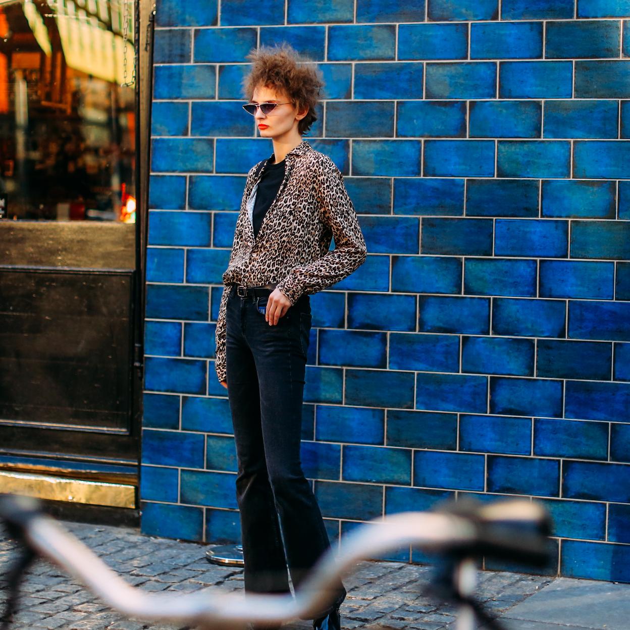 Las camisas y blusas con estampado animal son la prenda que necesitas para elevar cualquier look sin esfuerzo