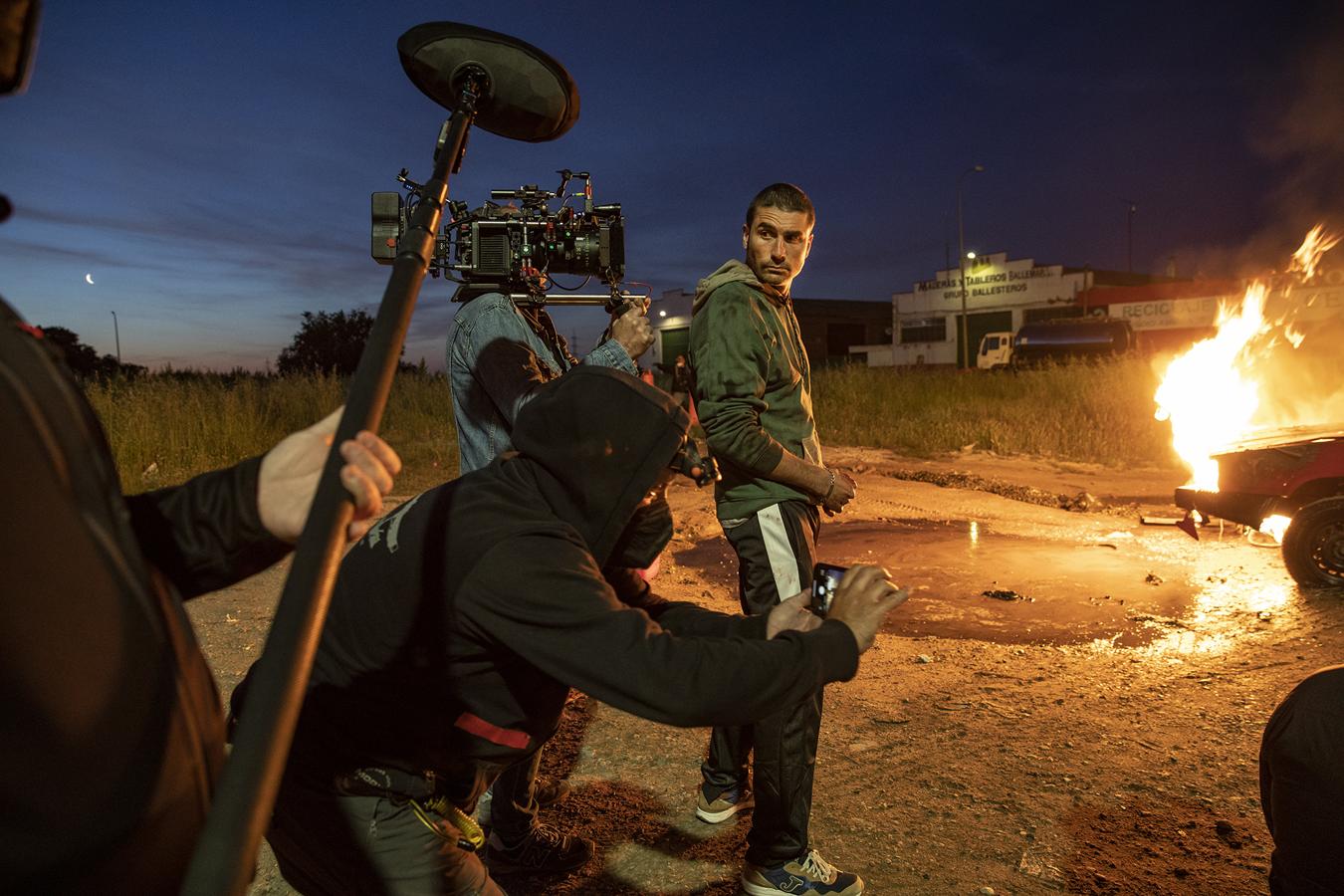 Álex García encabeza el reparto de esta serie de Movistar+ ambientada en los años 90, cuando el tráfico de cocaína y el control de las discotecas de Madrid estaba en manos de una peligrosa banda: Los Miami. Centrada en el jefe que le da nombre, esta historia está inspirada en su reinado y en la ciudad que tantas veces lo vio morir. 