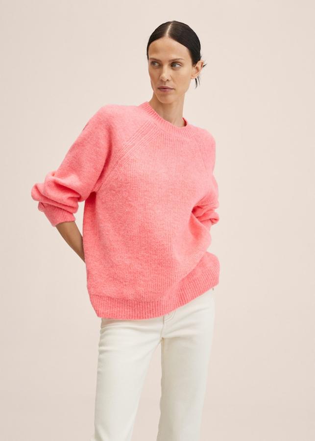 De venta exclusiva en la web de Mango, este jersey que podemos encontrar en rosa o en verde manzana es de diseño oversize recto, tiene cuello redondo y terminaciones en canalé. Cuesta 29,99 euros. 