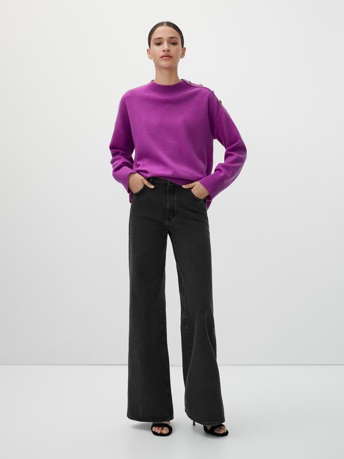 Disponible en púrpura o en negro, este bonito jersey de Massimo Dutti tejido en lana y cashmere con cuello redondo y cierre de botones metalizados en el hombro tiene acabados acanalados y un precio de 69,96 euros. 