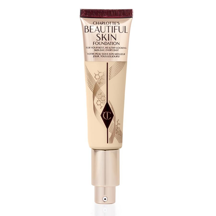 Si buscas una piel luminosa con aspecto saludable, la nueva base de la firma es su última innovación. Disponible en 30 tonos, se funde con el tono natural de la piel mientras que aportan elasticidad y luminosidad a la piel. Entre sus ingredientes se encuentra el ácido hialurónico, complejo de rosa o extracto de coco.