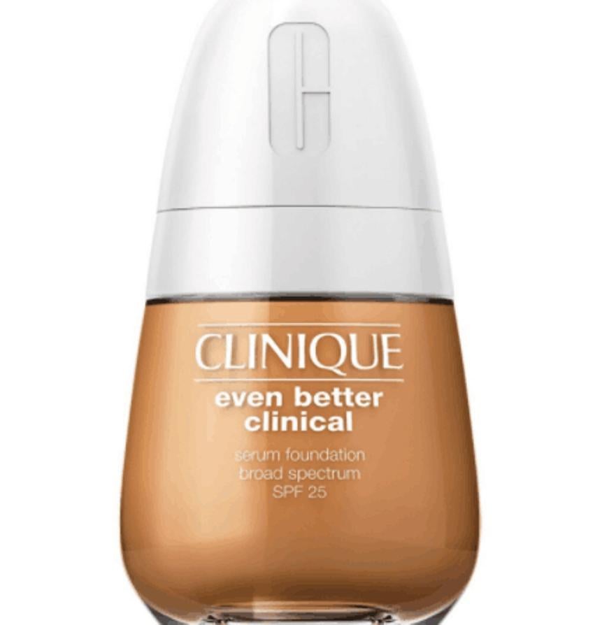 Maquillaje en formato sérum con una protección SPF 20. Ofrece una cobertura total y está formulado para todo tipo de pieles con la tecnología de tres sérums. Su fórmula, sin aceites, incluye ácido hialurónico, ácido salicílico y vitamina C para proporcionar luminosidad a la piel. (45 euros)