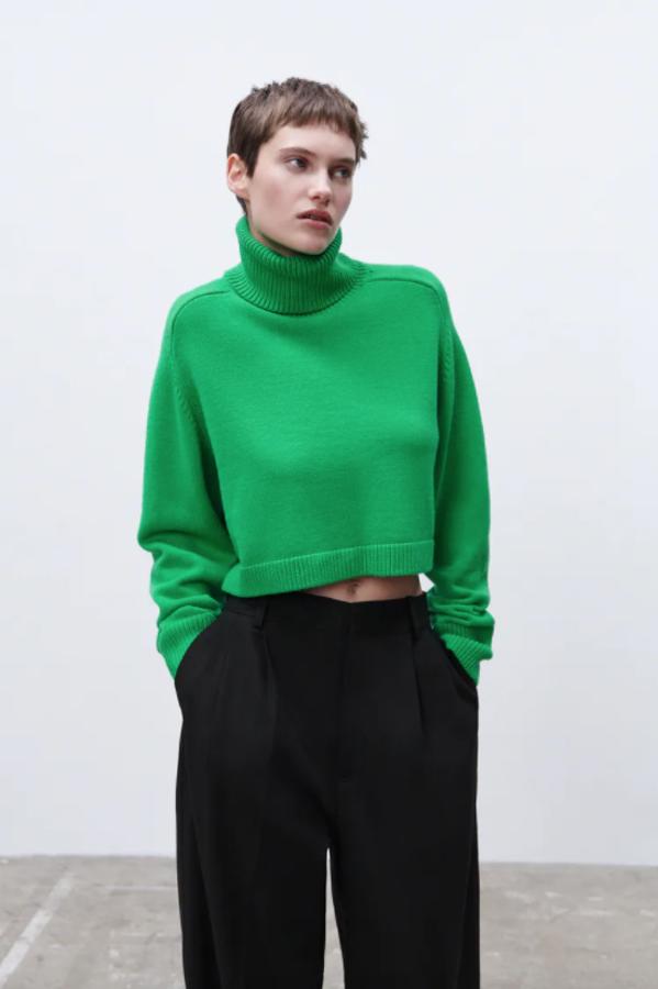 Diseño cropped con cuello subido para este jersey verde de Zara con acabados en rib y mangas largas que podemos comprar ahora por 25,95 euros. 
