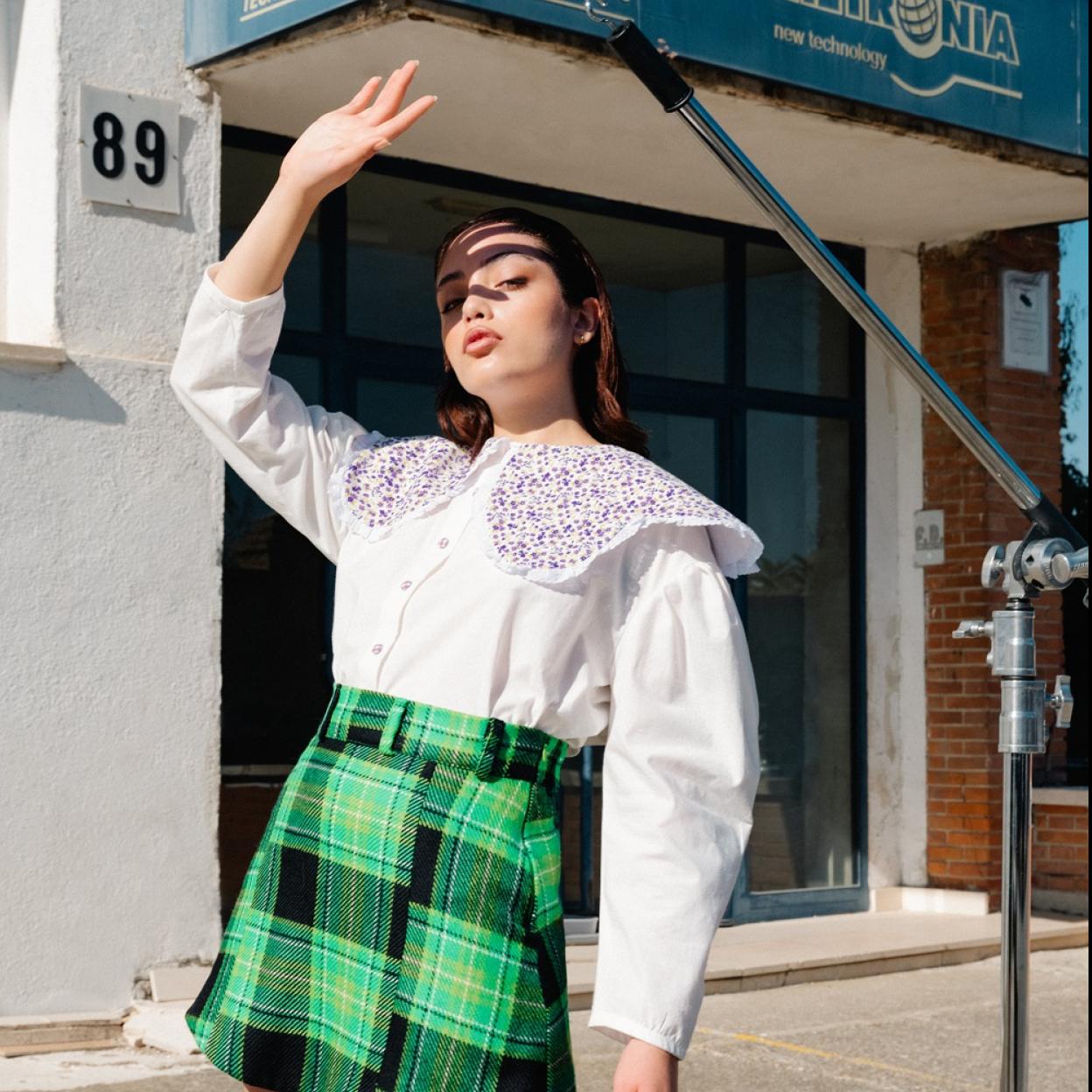 Pincha en la imagen para ver las camisas y blusas de Mango y Zara y consigue un look impecable.