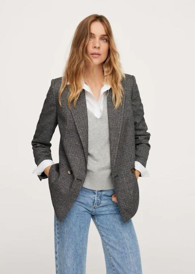 Blazer gris estructurada (49,99 a 39,99 euros).