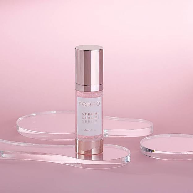 El Serum Serum Serum le da a la piel un aspecto rejuvenecido