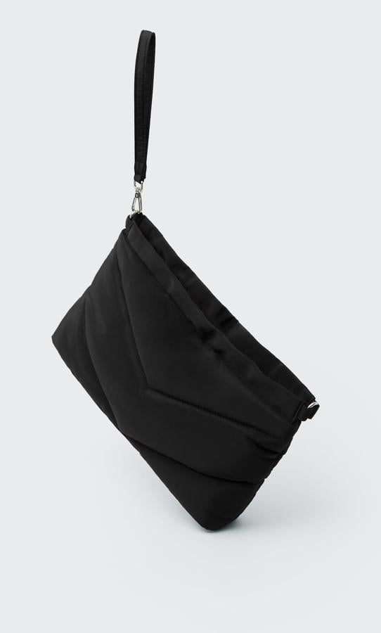 Con asa larga en cadena extraíble, asa de mano en negro y confeccionado en nylon, este pochette de Stradivarius con cierre superior de cremallera y diseño acolchado cuesta 15,99 euros. 