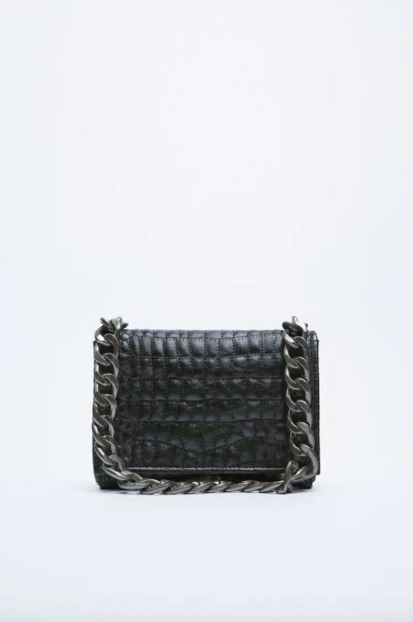 Este bolso de hombro con cuerpo en efecto estampado animal e interior forrado con bolsillo es de Zara, viene con asa de hombro con cadena metálica y cierre mediante solapa con imán y cuesta 29,95 euros.