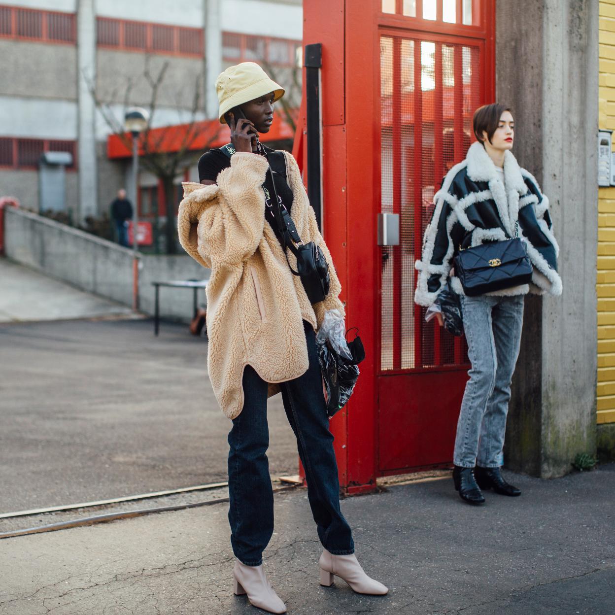 Apúntate a la tendencia del efecto borreguillo la chaqueta perfecta para combinarla con tus pantalones favoritos y conseguir un look impecable