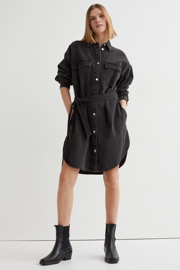 En denim azul o negro, este vestido corto de diseño camisero de H&M viene con cinturón de anudar extraíble, cuello camisero, cierre frontal de botones y bolsillos en la pechera. Con bajo redondeado y puños abotonados, cuesta 29,99 euros.