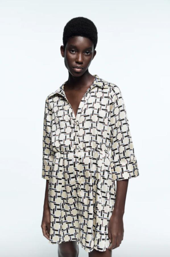 Entre los más bonitos que hemos encontrado está este precioso vestido corto con cuello solapa, escote de pico y mangas por debajo del codo. Con cintura elástica, cierre frontal con botones y un vistoso estampado de cuadrados encadenados en azul sobre fondo crema, podemos encontrarlo en Zara por 29,95 euros. 