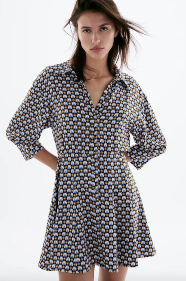 Estampado geométrico en tonos azules y marrones para este vestido camisero de Zara de diseño corto, con cuello de pico y mangas por debajo del codo. Tiene cintura elástica y cierre frontal de botones forrados a tono y un precio de 29,95 euros. 