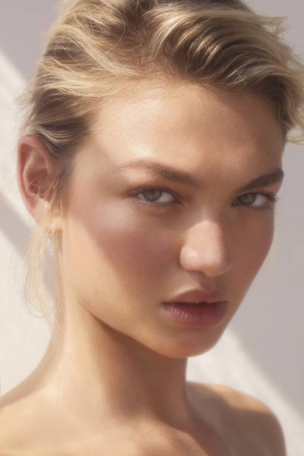 ¿Por qué cuando tienes un problema acudes al especialista, pero con la piel te fías de lo que te dice una amiga o de lo que ves en Instagram? Haz bien las cosas, consulta con un profesional, que te haga un diagnóstico y te recomiende los tratamientos idóneos.