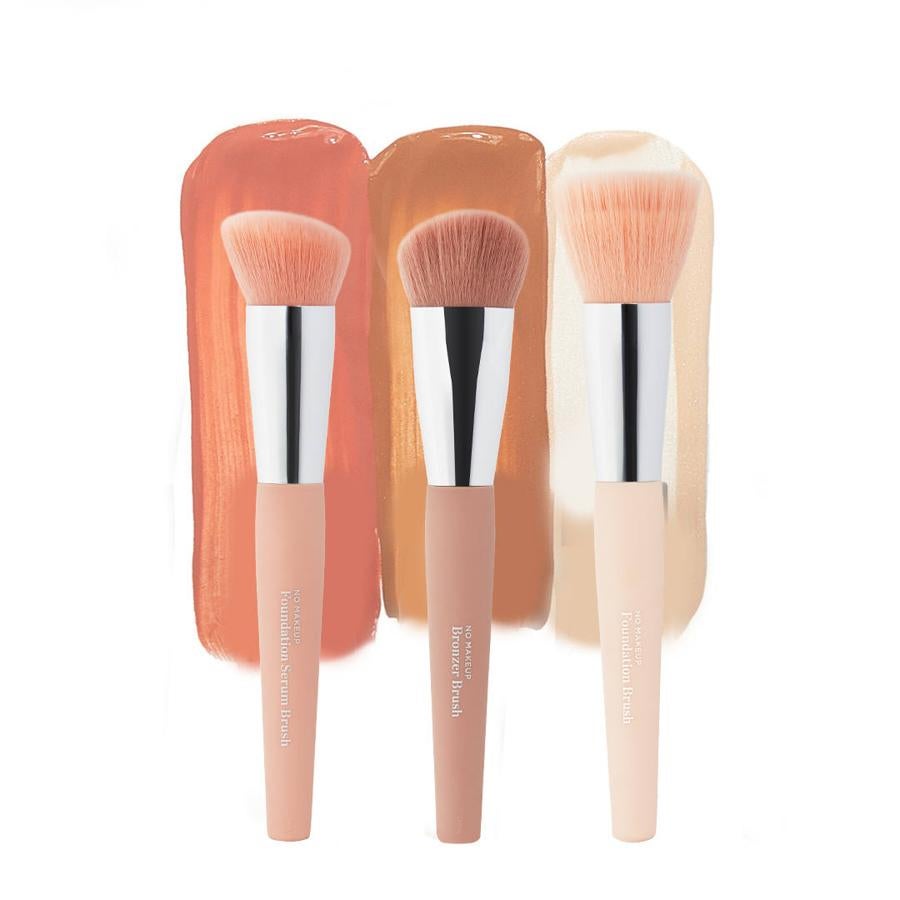 ¿Sabías que las brochas, los pinceles y otras herramientas de maquillaje también se limpian? Si no lo haces, pueden convertir tu cara en un foco de bacterias. Periódicamente, usa jabón neutro y agua templada para higienizarlas, y deja que se sequen al aire.