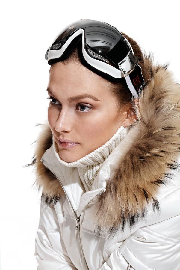 Hoy se sabe que el exposoma –los factores externos que influyen en nuestra salud– es el responsable del 75% del envejecimiento. Y entre todos esos elementos, el sol es el más dañino. “Algunas investigaciones evidencian que las personas que no usan fotoprotección diaria envejecen un 24% más”, señalan desde la AEDV