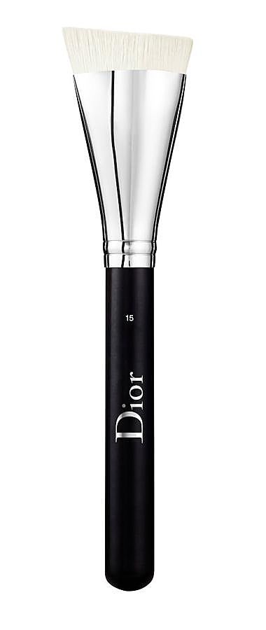 DIOR. Brocha especial contouring (40 €).
