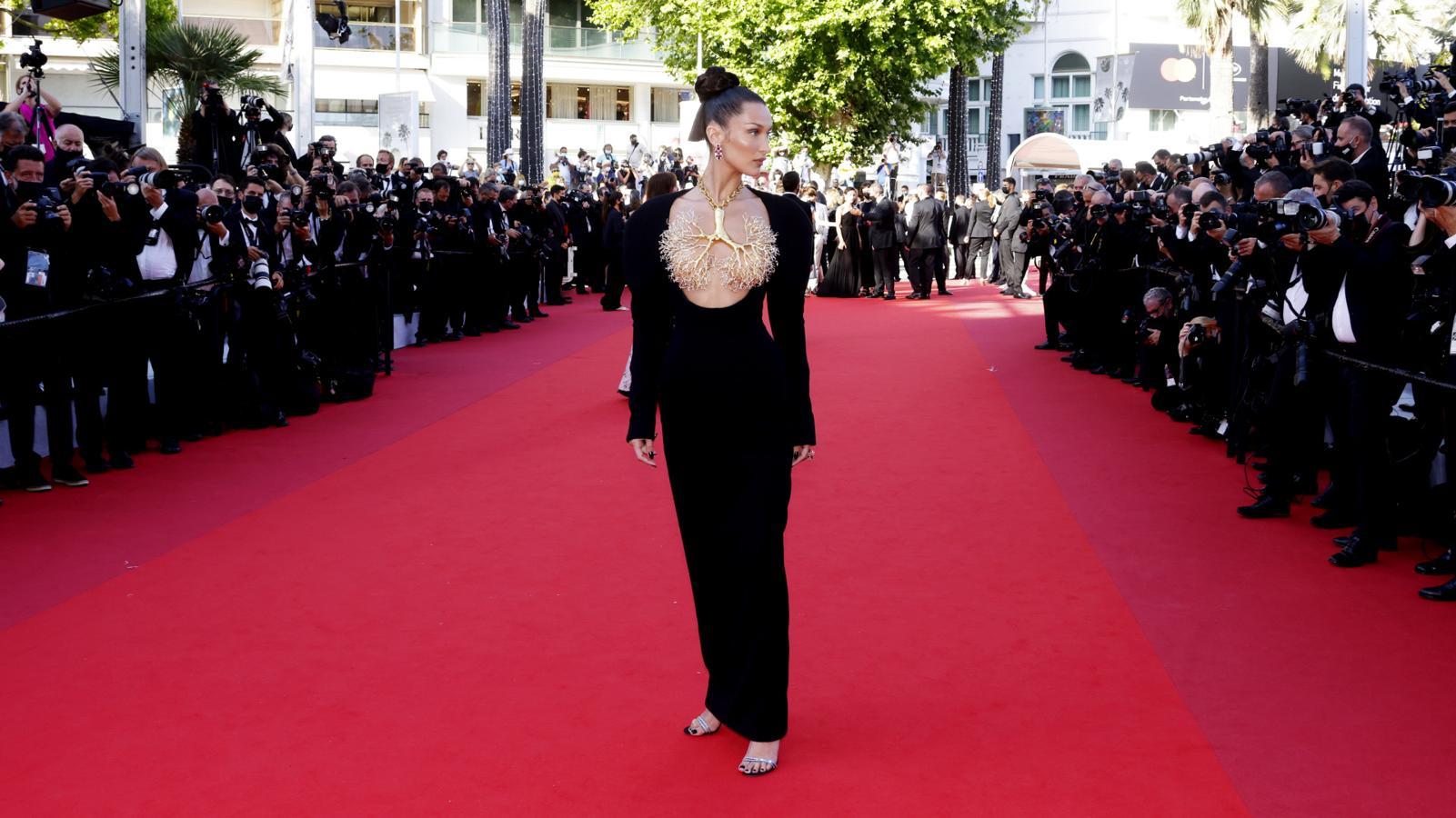 Bella Hadid en el Festival de Cannes de Schiaparelli.