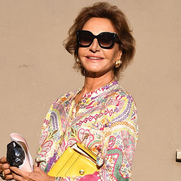 Las coloridas zapatillas de Naty Abascal que rejuvenecen cualquier look y que son cómodas y perfectas para el día a día