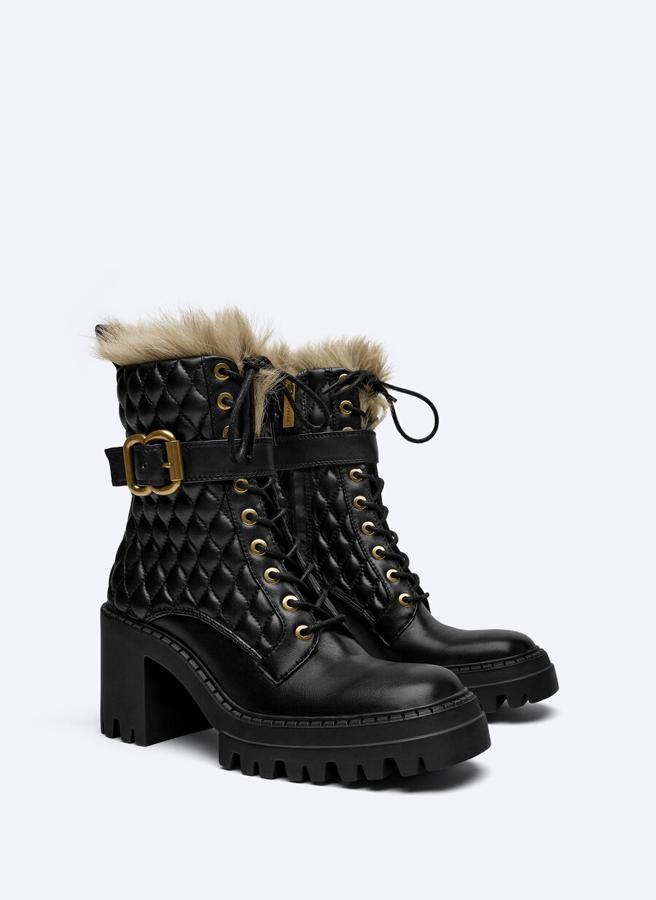 Diseño acolchado y detalle de hebilla extraíble para estos botines en color negro con detalle de pelo natural a la altura del tobillo. Tiene cierre de cordones, tacón de 8,5 centímetros y podemos encontrarlo entre los números 35 y 42 por 159 euros. 
