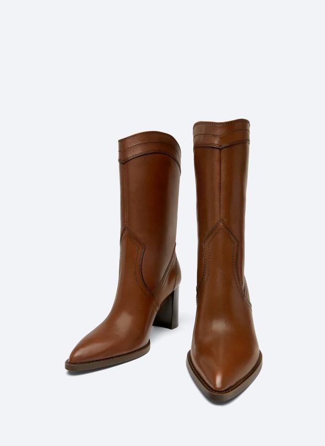 Con diseño gaucho y tacón de madera 8 centímetros, estos botines en color cuero de caña media cuestan 139 euros y solo quedan en los números 40 y 41.