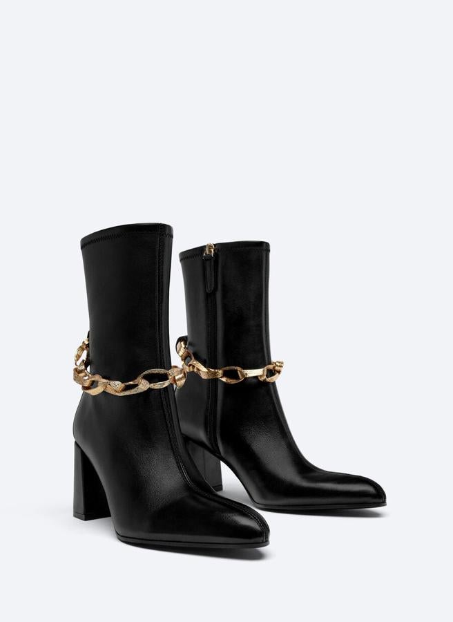 Con diseño acabado en punta y en color negro, estos botines vienen con cadena en tonos dorados extraíble y cierre de cremallera en la parte interior. Cuestan 139 euros y podemos encontrarlos entre los números 36 y 41.