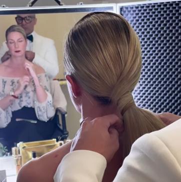 Imagen secundaria 1 - Recogido pulido y labios en rojo intenso: el look de belleza de Anne Igartiburu para las campanadas