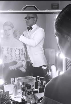 Imagen secundaria 2 - Recogido pulido y labios en rojo intenso: el look de belleza de Anne Igartiburu para las campanadas