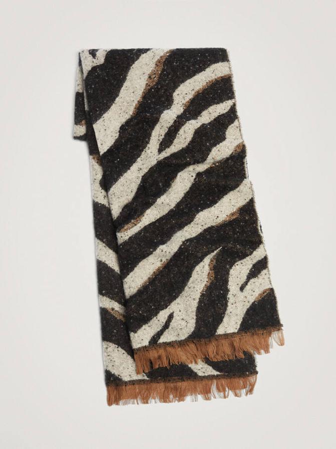 Nuestra favorita la hemos encontrado en Parfois. Tiene un estampado de cebra y los extremos acabados en pequeños flecos. En cuanto a su precio, es de 19,99 €.