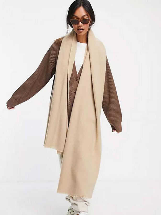 ¿Quieres una bufanda que pegue con todo? Pues la tienes en Asos. Es de color piedra, está confeccionada con un tejido muy suave y tiene los bordes sin rematar. Te costará 14,99 €.
