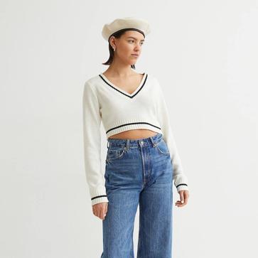 Imagen secundaria 1 - El clásico jersey de cricket con cuello v es lo más elegante que puedes llevar con vaqueros, leggings o faldas, según las influencers parisinas