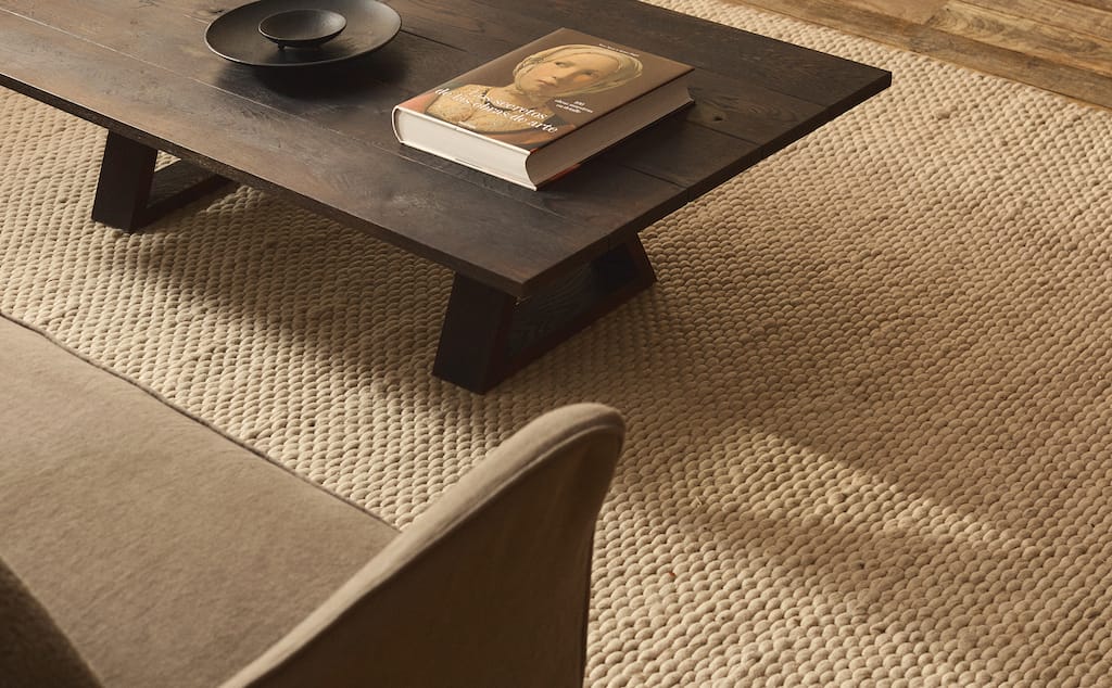 La apuesta por el 'rustic chic' y los materiales naturales toma forma con propuestas como esta alfombra de lana trenzada y fieltro. Precio: 199 euros en Zara Home.