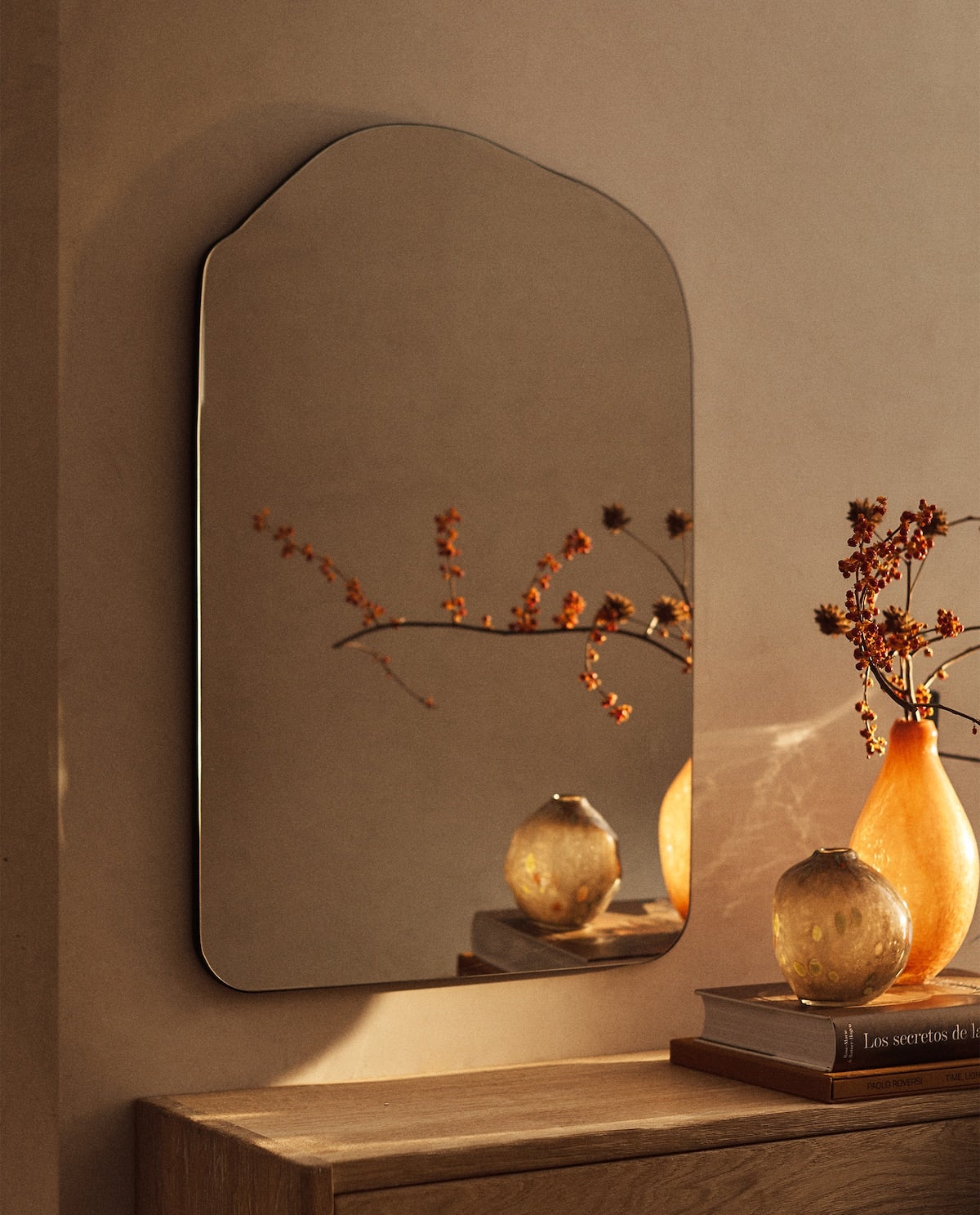 No cesamos en nuestro empeño de conseguir que las habitaciones de nuestra casa parezcan más grandes y, para ello, los espejos son grandes aliados. Este de forma irregular cuesta 69.99 euros.