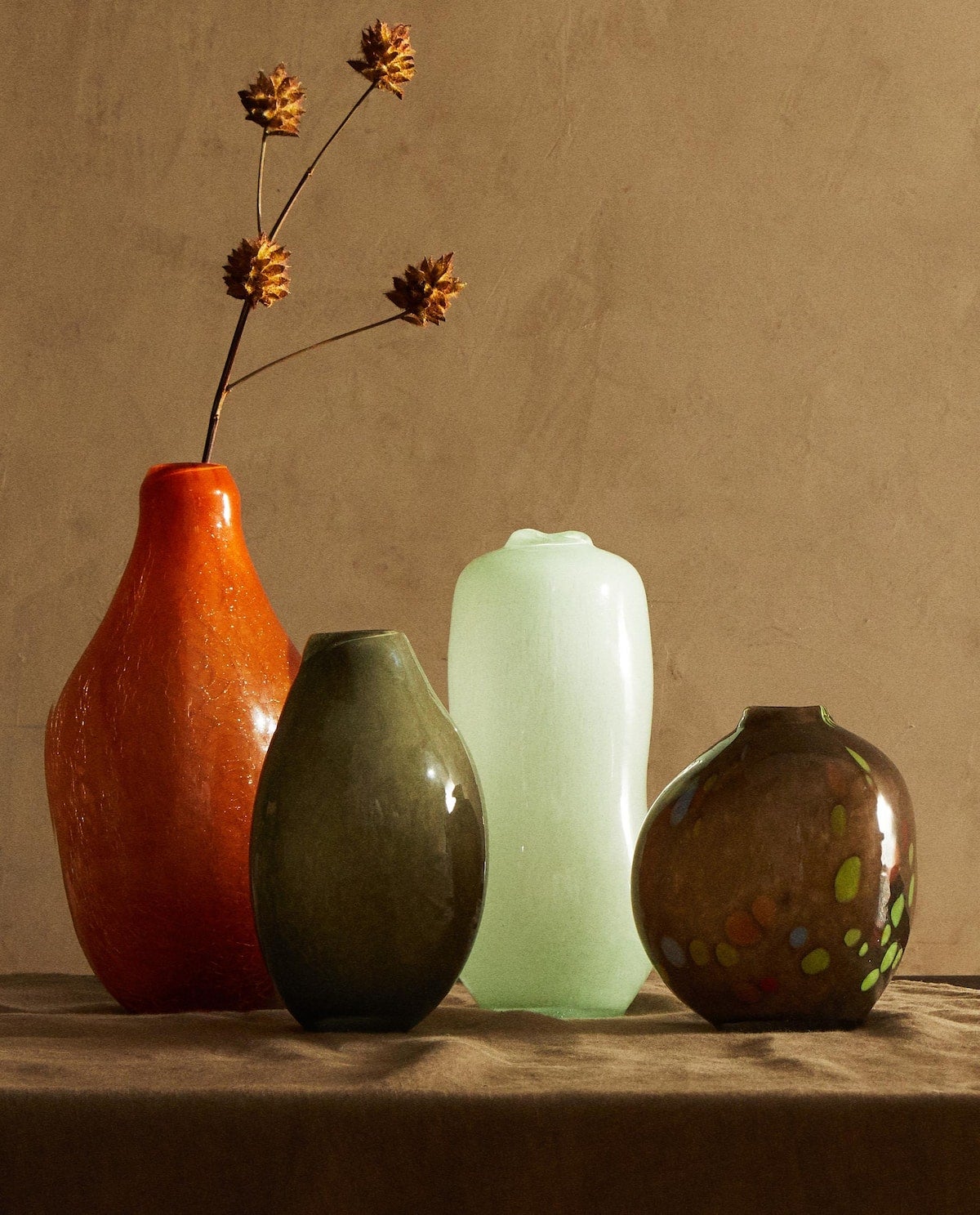 Siguiendo la norma del 60-30-10, no podemos resistirnos a introducir notas de color con un punto brillante con detalles como estos originales jarrónes de vidrio tintado, que cuestan entre 29.99 y 39.99 euros.