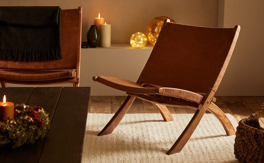 Y si lo que queremos son muebles versátiles, funcionales y de diseño, nos quedamos con esta silla de madera y cuero plegable, que cuesta 299 euros.