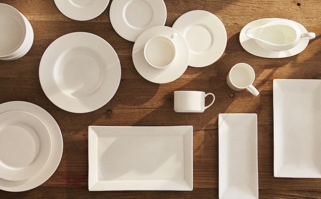 El minimalismo también llega a nuestra mesa después de los excesos decorativos de la Navidad, y nada mejor que una vajilla lisa de cerámica blanca para renovar nuestro 'fondo de armario' de menaje. Desde 3.99 euros la pieza.
