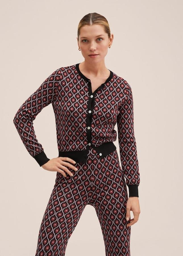 Este cárdigan de punto fino con estampado retro de soles es de diseño recto, corto y con cuello redondeado. Con cierre frontal de botones, tiene un precio de 39,99 euros. 