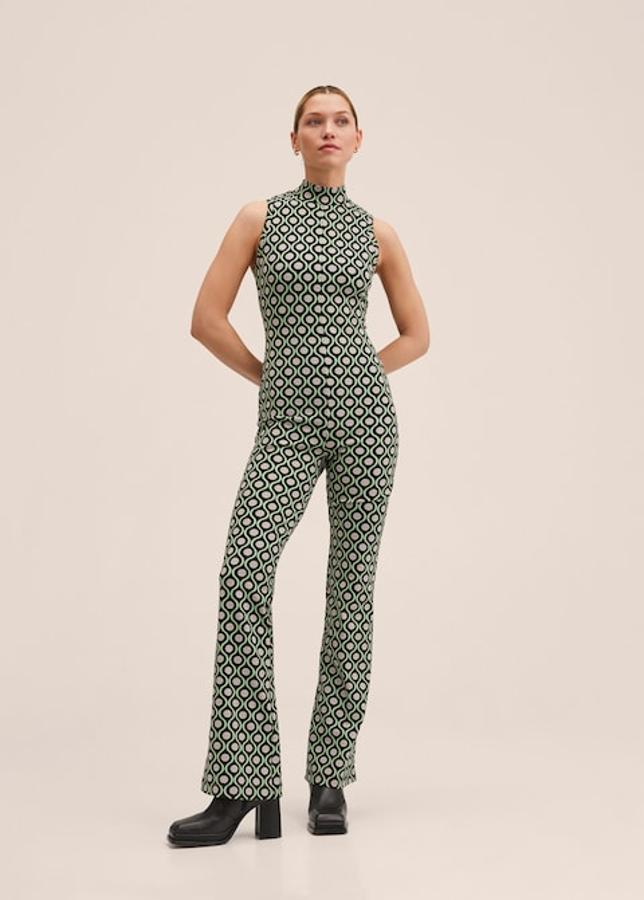 Con perneras de bajo acampanado y cuerpo con mangas sisa, este mono de diseño recto y estampado retro en tonos verdes y blancos sobre negro tiene un precio de 49,99 euros. 