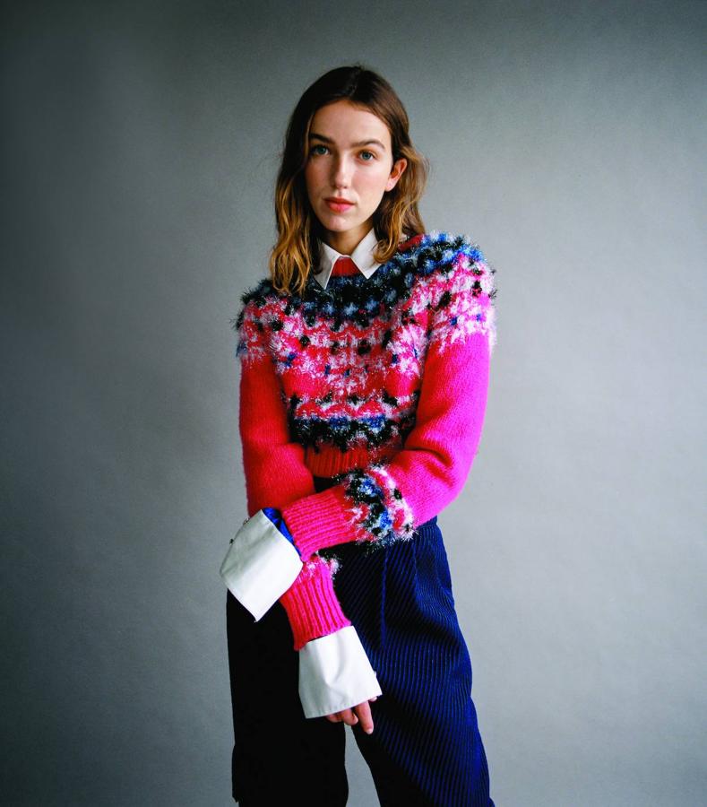 Jersey de cachemira, pantalón de lana azul y camisa de seda azul, todo de Chanel.