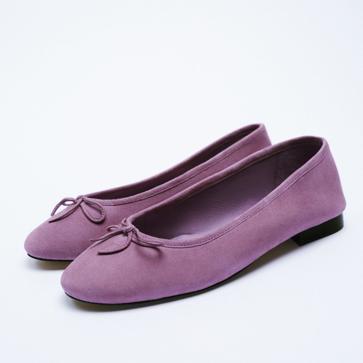 Imagen secundaria 1 - 1. Botines en color crema con tacón medio de Zara. 2. Bailarinas de ante en color malva de Zara. 3. Zapatos destalonados con detalles joya de Zara. 