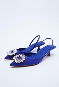 Imagen secundaria 2 - 1. Botines en color crema con tacón medio de Zara. 2. Bailarinas de ante en color malva de Zara. 3. Zapatos destalonados con detalles joya de Zara. 