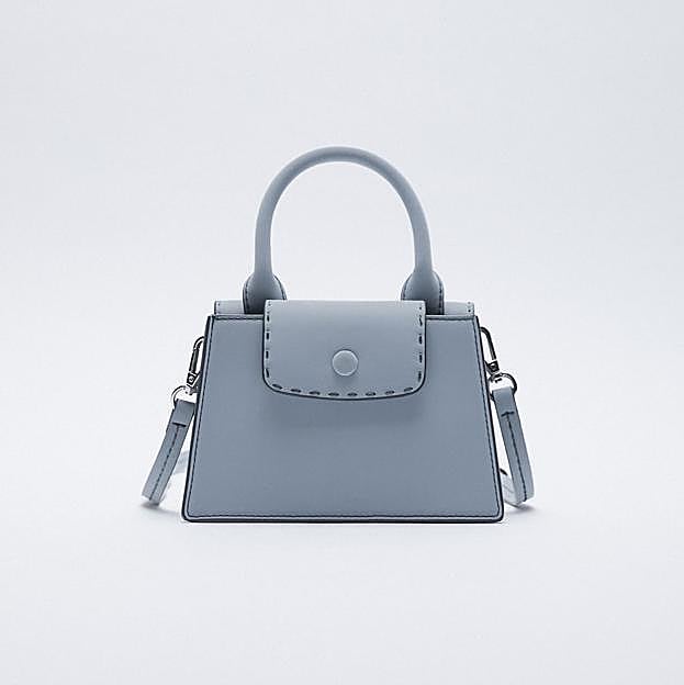 Imagen principal - 1. Bolso de mano en color azul lavanda de Zara. 2. Bolso de mano con piel grabada de color rojo de Zara. 3. Bolsos de ante para llevar en bandolera de Zara. 