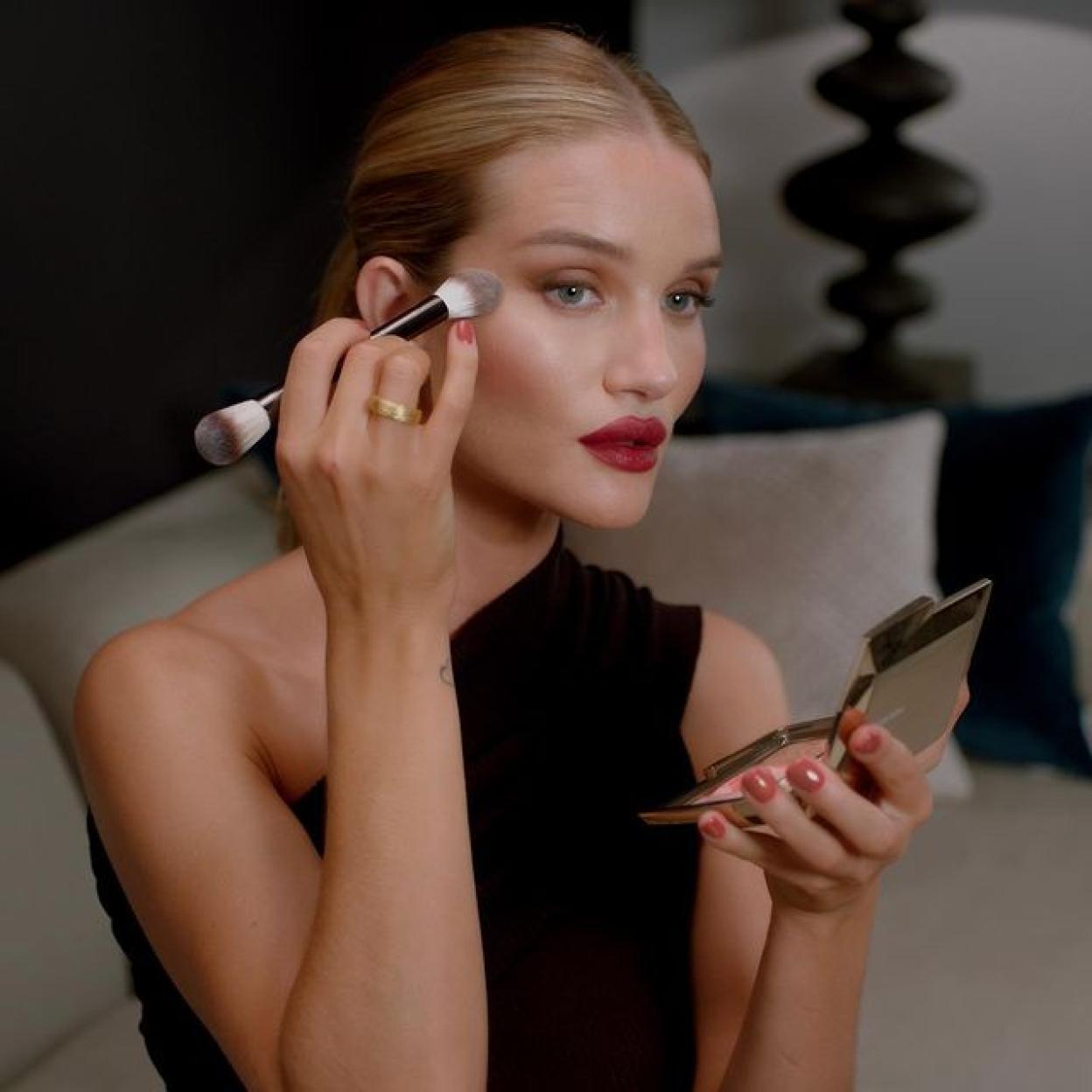 Pincha en la imagen para ver los maquillajes con brillo y a todo color más bonitos de las influencers que nos encantan.