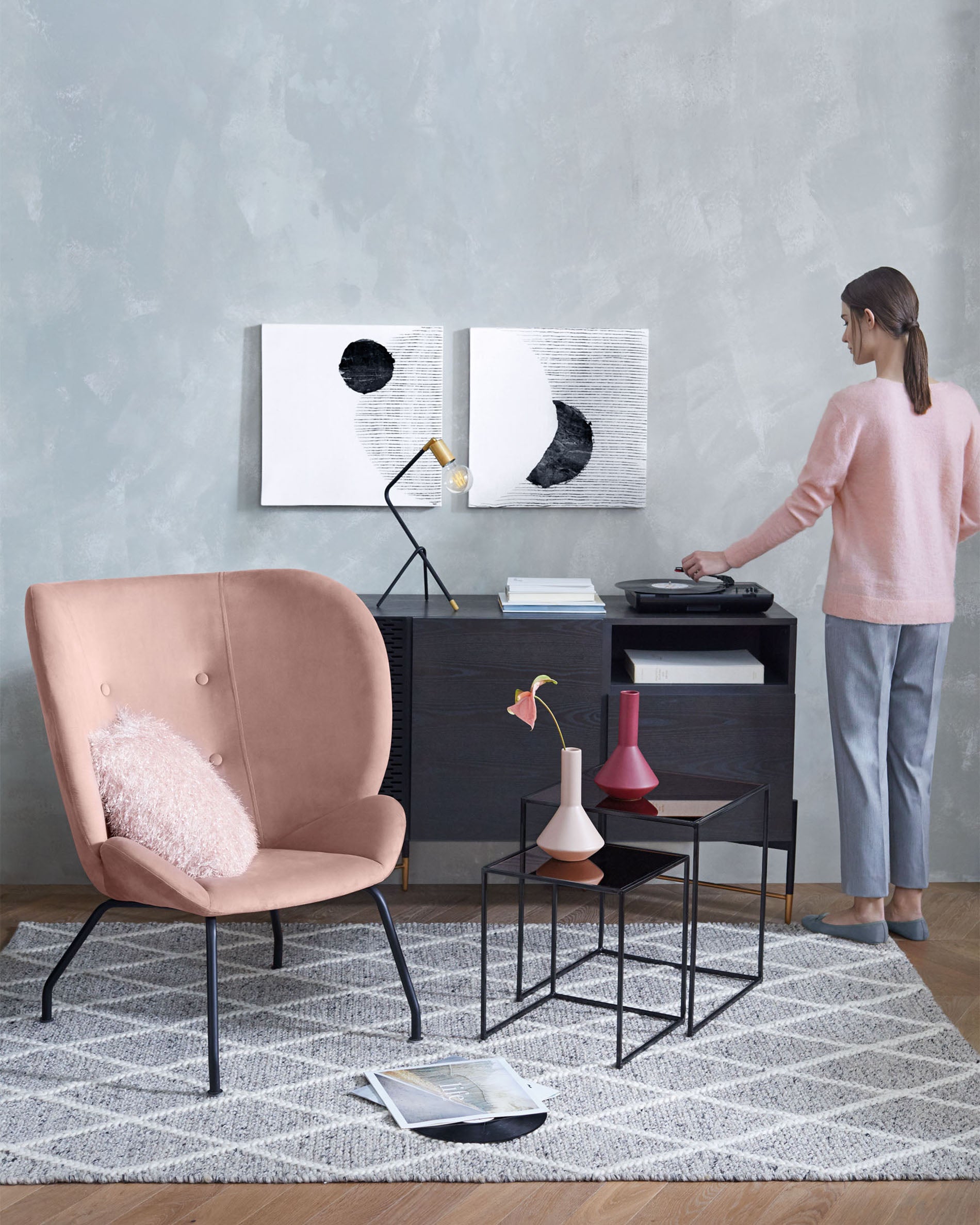 Esta original butaca en terciopelo rosa empolvado es perfecta para poner una nota elegante y lujosa a tu salón. En las rebajas de Kave Home pasa de 389 a 272 euros.