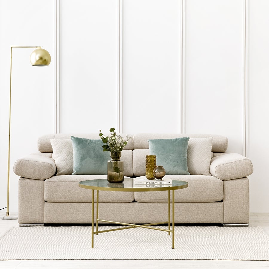 Este sofá de tres plazas, tapizado en color arena perfecto para dar amplitud a nuestro salón, pasa de 1998 euros a 929 en las rebajas de invierno de Kenay Home.