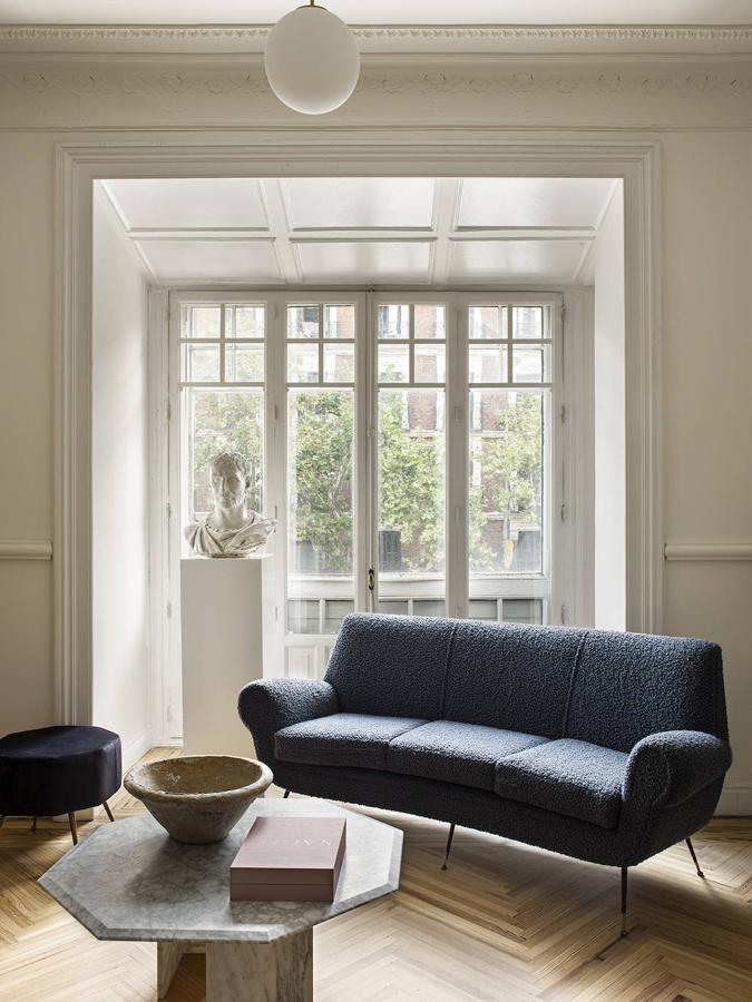 “La estética no debe hacer olvidar la comodidad: una casa debe vivirse. El sofá es esencial. El de la imagen superior es un diseño a medida de Bañón Tapiceros, con tela de espiguilla de lana. El cuadro es de Yellow Corner y el aplique, de Bingutti, la línea de antigüedades de Estudio María Santos”.