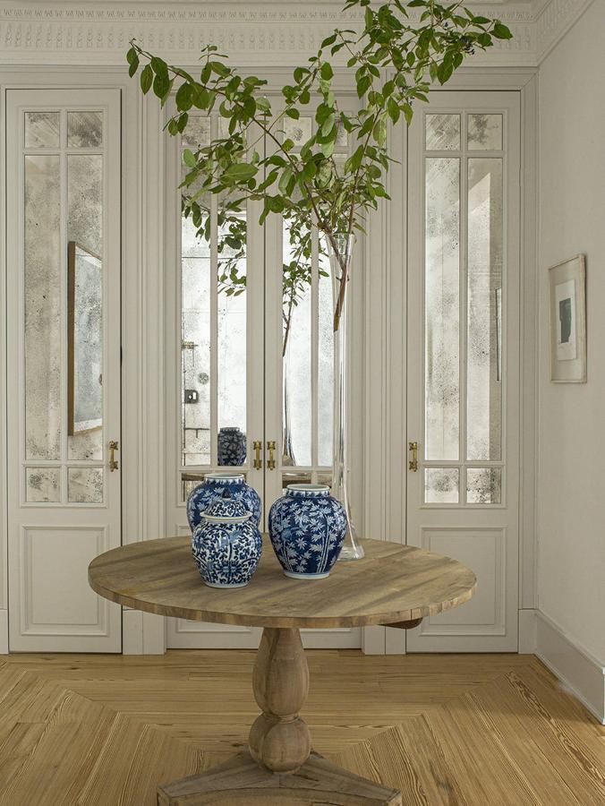 “La base debe ser un lienzo en blanco. Hay que escoger el tono de paredes, techo y carpintería en la gama de los crudos. ¡El blanco tiene infinidad de matices! A la izquierda, mesa de antigua francesa y tibores chinos, todo de Bingutti”.